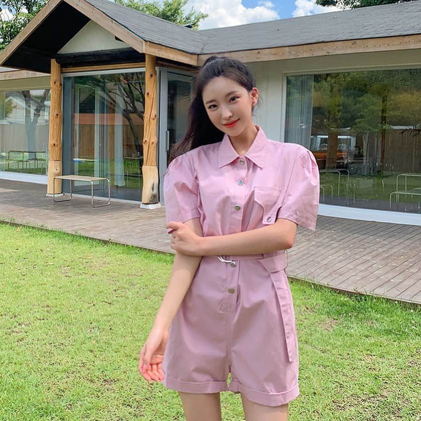Chuuのインスタグラム：「퍼프소매여서 얼굴은 작아보이고 , 벨트로 허리라인은 슬림해보이는 점프수트💗」