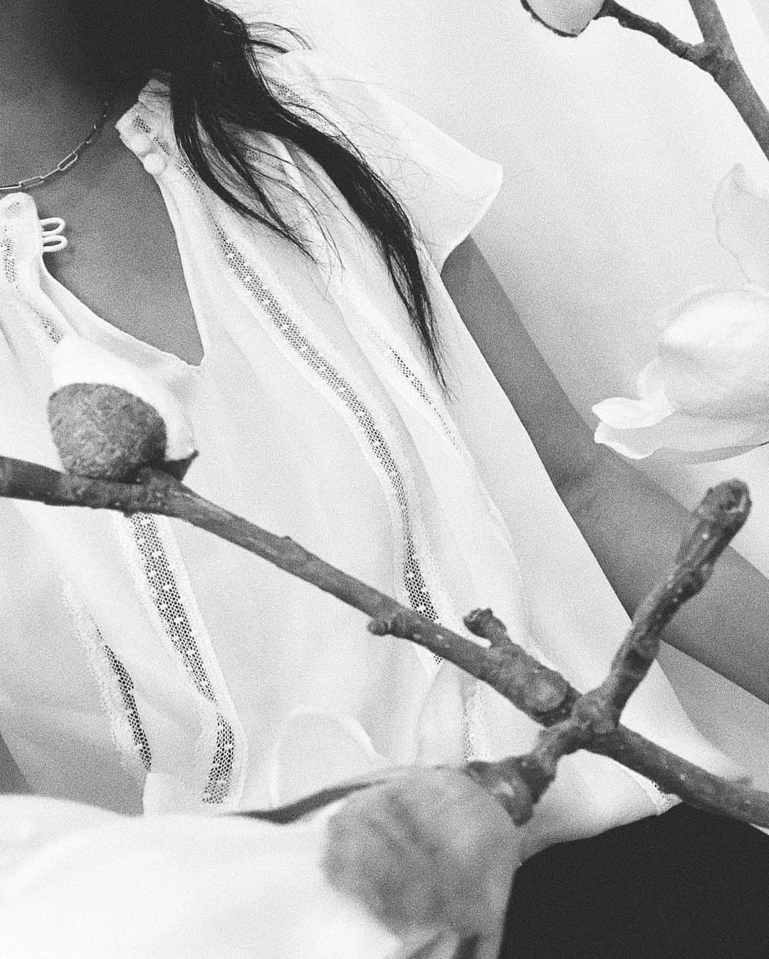 レベッカテイラーのインスタグラム：「Lace details pair with double silk georgette.」