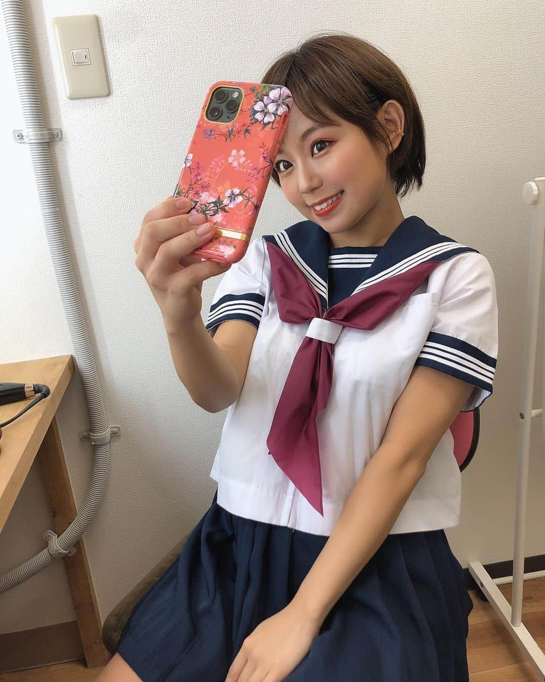 亜矢みつき（神谷充希）さんのインスタグラム写真 - (亜矢みつき（神谷充希）Instagram)「・ 自撮りしてるところマネージャーさんに盗撮されました😋www #マインズ #自撮り #地鶏 #セルフィー #セーラー服 #制服 #おはよう #いってらっしゃい」7月21日 7時51分 - ma.yamitsuki