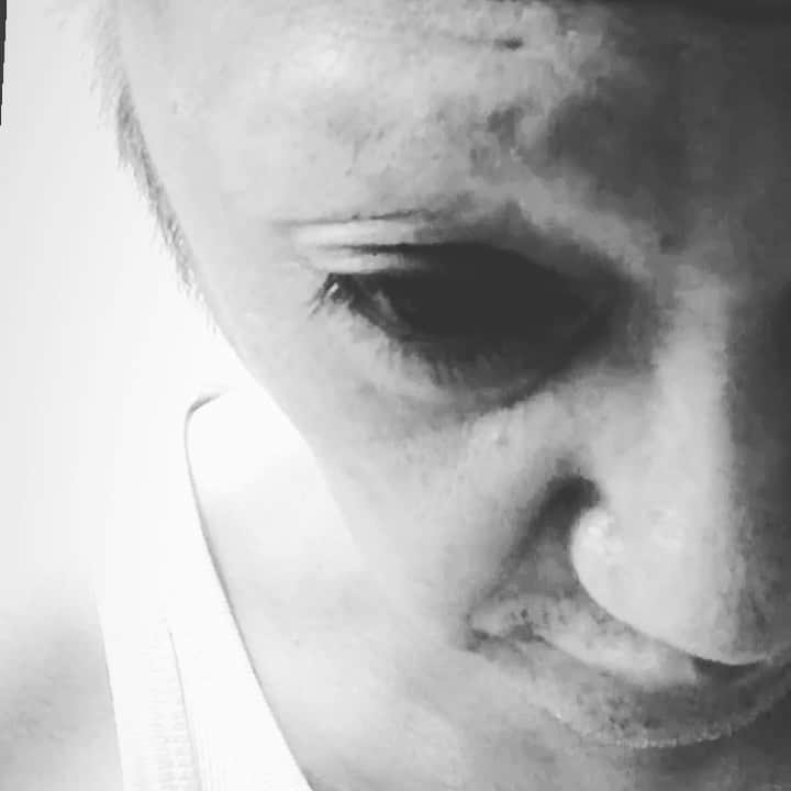 イマイアキノブのインスタグラム：「🕷今日は朝っぱらからいろいろと自信無い宣言(朝限定)させていただきました  おぅ てめぇら 今日もゲンキよくいけよな 僕の叔父 大昔 相田みつを をぶん殴って逮捕されたんだ 叔父 今 93歳 元気らしいぞ  オラぁよう 新宿によぅ 演奏しにいってくらぁ  #imaiakinobu  #イマイアキノブ」