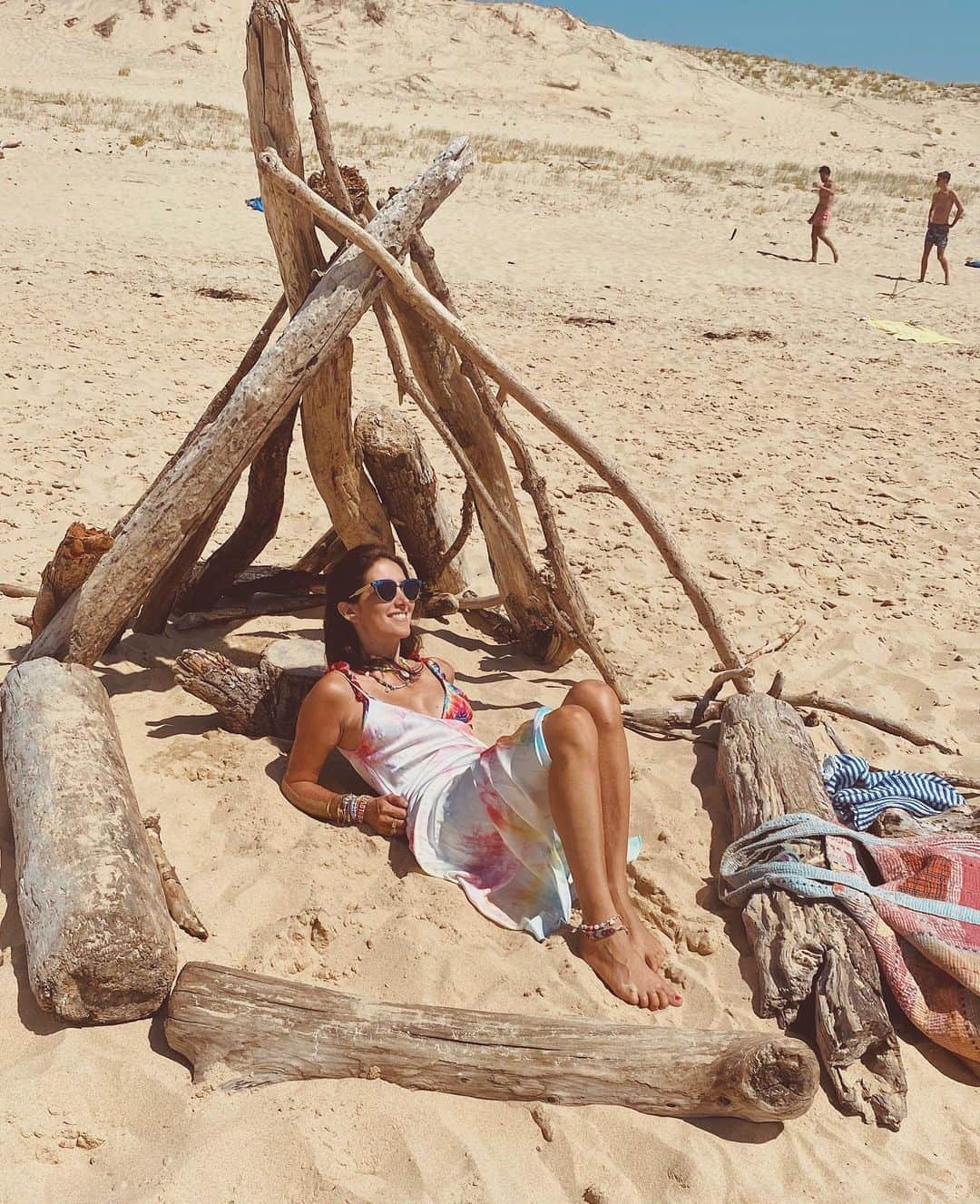 ダニジョーのインスタグラム：「Bare essentials ⛺️🐚 🏖」