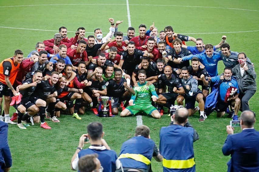 岡崎慎司のインスタグラム：「CAMPEONES👑👑❤️💙 #laligasmartbank」