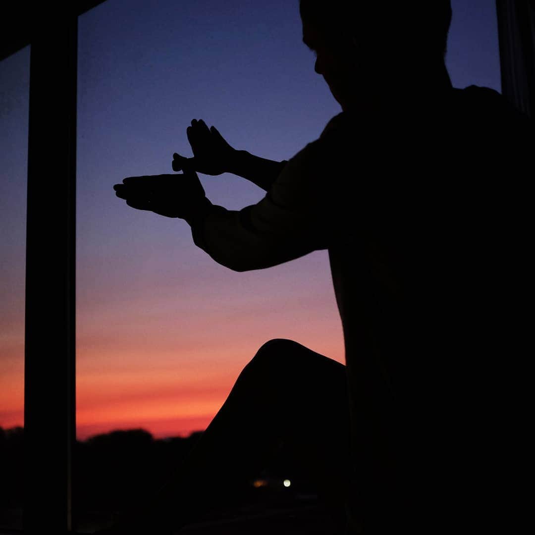ソフィー・シュミットさんのインスタグラム写真 - (ソフィー・シュミットInstagram)「𝕊𝕥𝕒𝕪 𝔾𝕠𝕝𝕕 --The Outsiders--  It's a reference to the Robert Frost poem found in one of my favourite books growing up. Staying Gold has different meanings for everyone.. for me it is a reminder to keep that childlike wonder, to be true to yourself, and march to your own drum. So this is me taking a moment to unplug and just BE. I love my me time as an introvert but this bubble life has been interesting. No where to go. No escape... Even so, I'm grateful. I'm here getting to do what I love.」7月21日 13時24分 - sophieschmidt13