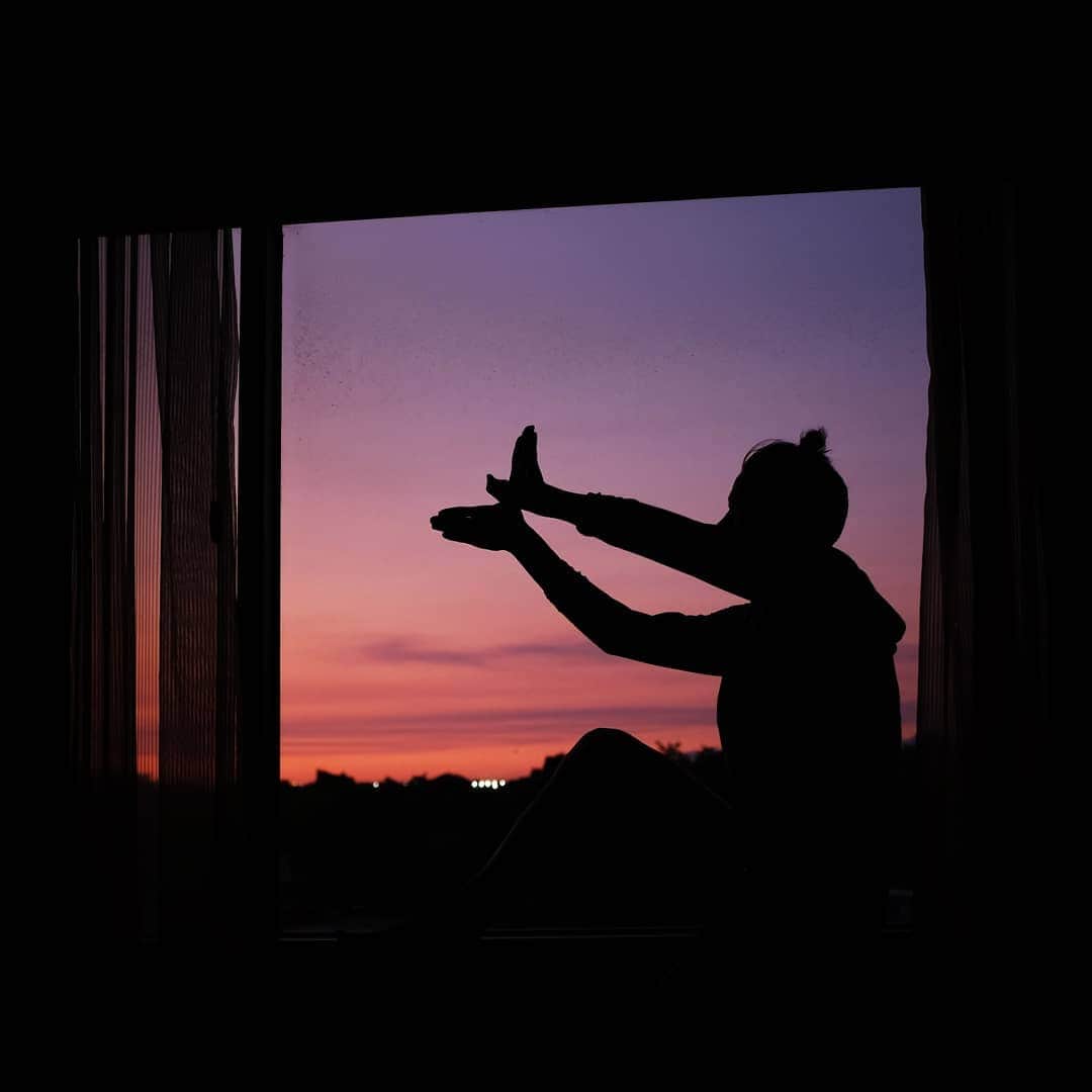 ソフィー・シュミットさんのインスタグラム写真 - (ソフィー・シュミットInstagram)「𝕊𝕥𝕒𝕪 𝔾𝕠𝕝𝕕 --The Outsiders--  It's a reference to the Robert Frost poem found in one of my favourite books growing up. Staying Gold has different meanings for everyone.. for me it is a reminder to keep that childlike wonder, to be true to yourself, and march to your own drum. So this is me taking a moment to unplug and just BE. I love my me time as an introvert but this bubble life has been interesting. No where to go. No escape... Even so, I'm grateful. I'm here getting to do what I love.」7月21日 13時24分 - sophieschmidt13