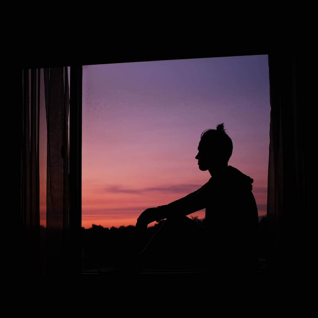 ソフィー・シュミットさんのインスタグラム写真 - (ソフィー・シュミットInstagram)「𝕊𝕥𝕒𝕪 𝔾𝕠𝕝𝕕 --The Outsiders--  It's a reference to the Robert Frost poem found in one of my favourite books growing up. Staying Gold has different meanings for everyone.. for me it is a reminder to keep that childlike wonder, to be true to yourself, and march to your own drum. So this is me taking a moment to unplug and just BE. I love my me time as an introvert but this bubble life has been interesting. No where to go. No escape... Even so, I'm grateful. I'm here getting to do what I love.」7月21日 13時24分 - sophieschmidt13
