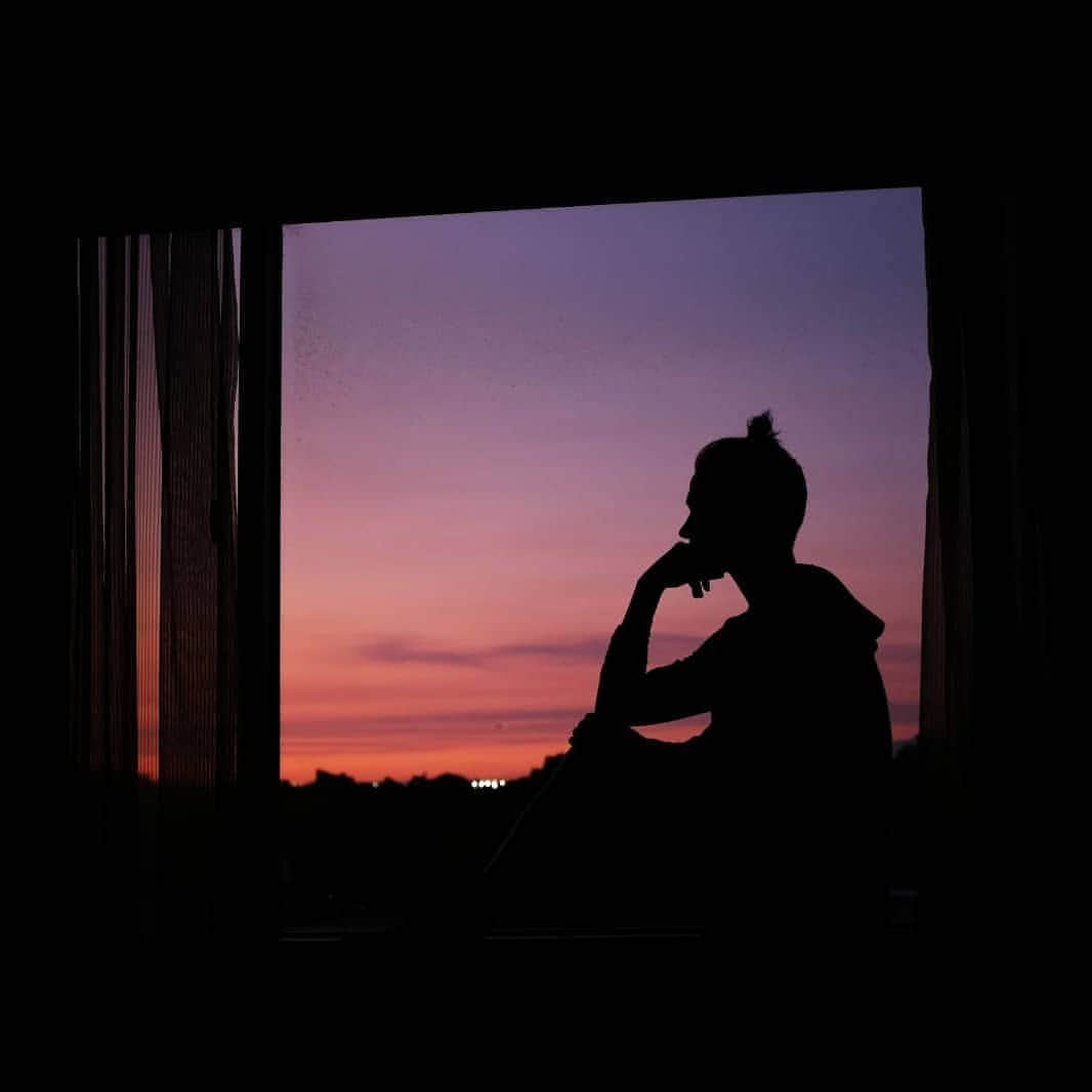 ソフィー・シュミットのインスタグラム：「𝕊𝕥𝕒𝕪 𝔾𝕠𝕝𝕕 --The Outsiders--  It's a reference to the Robert Frost poem found in one of my favourite books growing up. Staying Gold has different meanings for everyone.. for me it is a reminder to keep that childlike wonder, to be true to yourself, and march to your own drum. So this is me taking a moment to unplug and just BE. I love my me time as an introvert but this bubble life has been interesting. No where to go. No escape... Even so, I'm grateful. I'm here getting to do what I love.」