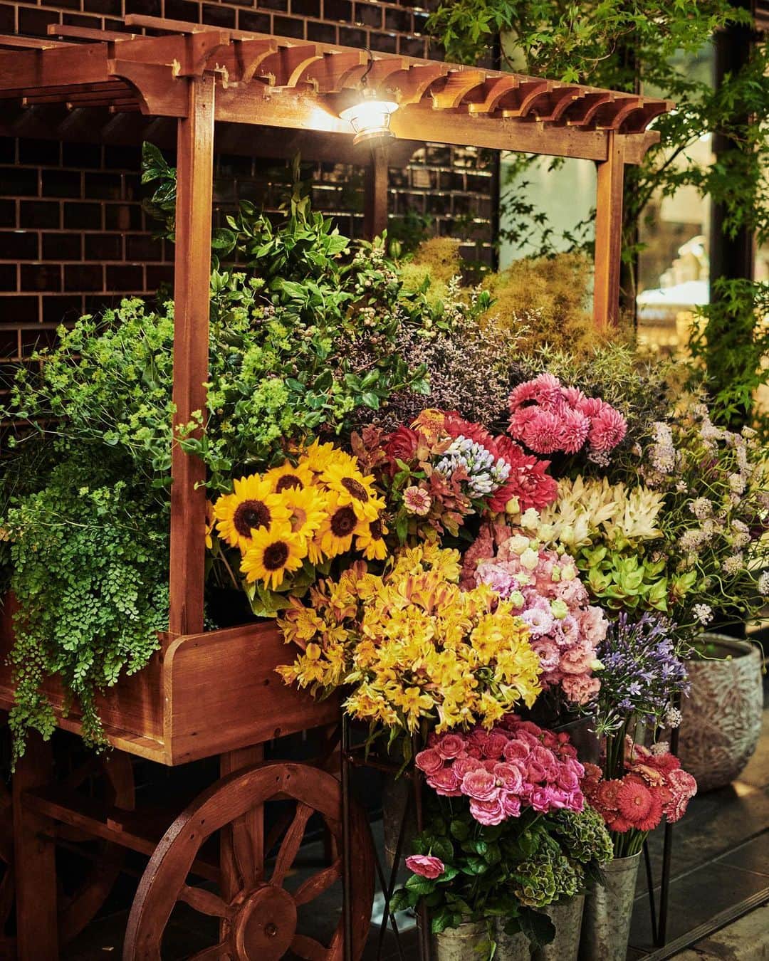 座間アキーバのインスタグラム：「The wagon by hanatombo  Now open!   都心でお店を構えるのはベイジャフロール以来！がんばりますっす！！🌼🌷🌞 フォローを是非お願いします！ 日常の変化をお楽しみください @thewagon_byhanatombo」