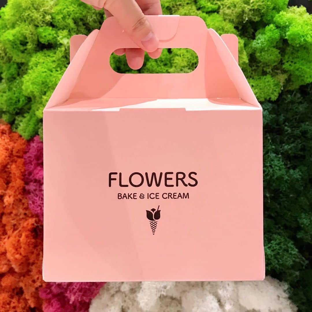 MERYさんのインスタグラム写真 - (MERYInstagram)「.⁣ 立川の複合施設『GREEN SPRINGS（グリーンスプリングス）』にあるお花の店『FLOWERS BAKE＆ICE CREAM（フラワーズ ベイク アンド アイスクリーム）』が可愛い♡⁣ .⁣ このブランド、なんと国内初出店のフラワーライフスタイルブランドなのだそう。カフェでスイーツを楽しんだりお花を購入したり、お花をコンセプトにしたクリエイティブな物・食・体験ができちゃいます。あらゆる角度からお花を思いっきり楽しめること間違いなし♡⁣ .⁣ .⁣ 【店舗情報】⁣ 住所：東京都立川市緑町3番1 GREEN SPRINGS 2F⁣ 営業時間：11:00-19:00（FOOD & DRINK LO 18:30）⁣ .⁣ 記載している営業時間・定休日は異なる場合がございます。事前にご確認ください。⁣ お店の感染予防対策にも必ず従い、安全に楽しむことを心がけましょう。⁣ .⁣ MERYでは他にも「かわいい」に近づくさまざまな情報を発信しています。⁣ @mery.beauty コスメ・美容に特化した情報をお届け♡⁣ @mery_spot 話題のカフェやお出かけスポットをご紹介！⁣ こちらもぜひチェックしてみてください！⁣ .⁣ .⁣ photo by @flowersbakeandicecream @ayable01⁣ .⁣ #MERY #regram #flowers #cafe #tachikawa #flowersbakeandicecream #flowercafe #グリーンスプリングス #お花 #フラワー #フラワーカフェ #花束 #サンドウィッチ #立川 #立川カフェ #立川グルメ #立川ランチ #お花のある暮らし #お花好きな人と繋がりたい #お花のある生活 #日比谷花壇 #ドライフラワー #テイクアウト #フラワーショップ #都内カフェ #フラワーギフト #お洒落 #お洒落さんと繋がりたい #MERY女子 #メリー」7月21日 8時00分 - mery.jp