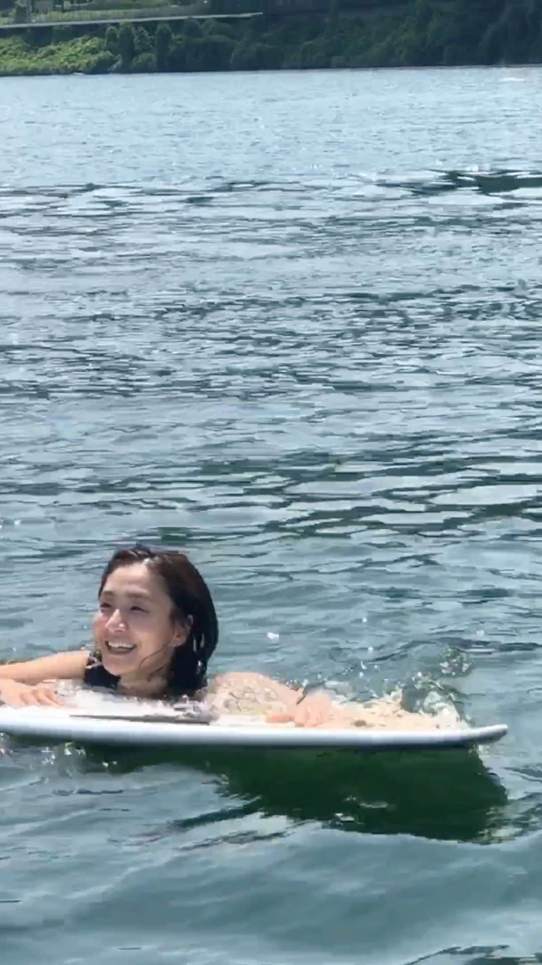 パク・ヒョジュのインスタグラム：「#hyojuvlog#박효주브이로그 #웨이크서핑#wakesurfing #주소는프로필에☝️  #평화수상례져#평화수상스키장#왕스몰#웨이크서핑#김대장의웨이크서핑」