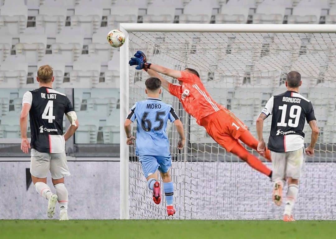 ヴォイチェフ・シュチェスニーのインスタグラム：「8 points clear with 4 important games left... let’s keep this up! 💪🔥 #finoallafine #JuveLazio」