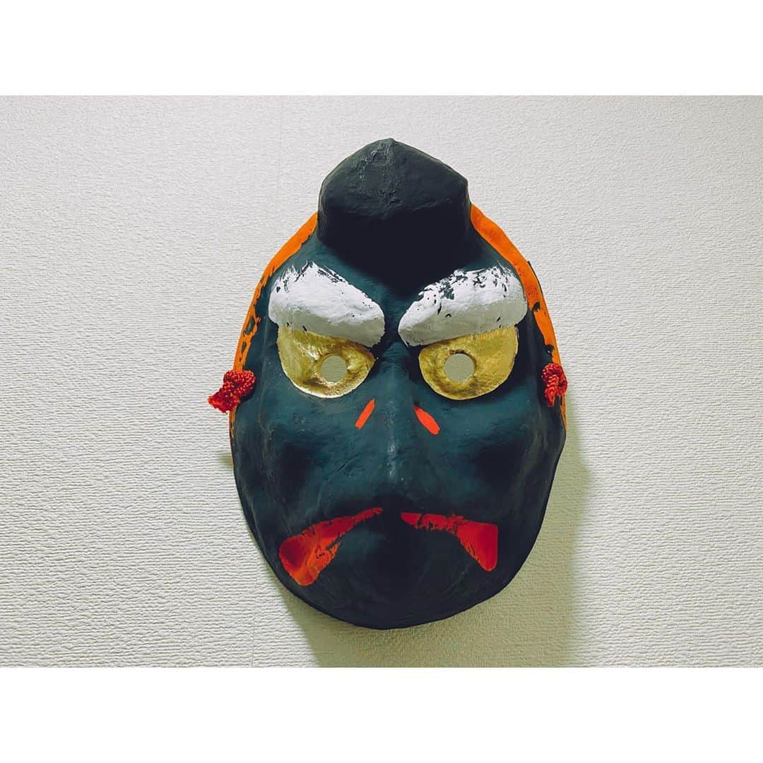 のインスタグラム：「やっと日本のお面登場 烏天狗のお面ですね。工芸品だと思います。手仕事感が良いですね  天狗さまという生き物は、なんだかルーツや言われが色々あって、一通り読んでみたけど結局もとのところは私にはよく分からないのですが、この表情からもやっぱり恐れられる者の象徴みたいな感じで良いですね。いわゆる鼻の長い赤い顔の天狗よりも、より怖い眼差し...威厳を感じます。  日本のお祭りの屋台には今でもあのプラスチックの、ドラえもん、アンパンマンやら仮面ライダーのお面が欠かせないけど、あれって日本ならではの光景で、お面て本当に身近な存在なんだなと和みます。  またお祭りにわいわい行ける日がきますように...」
