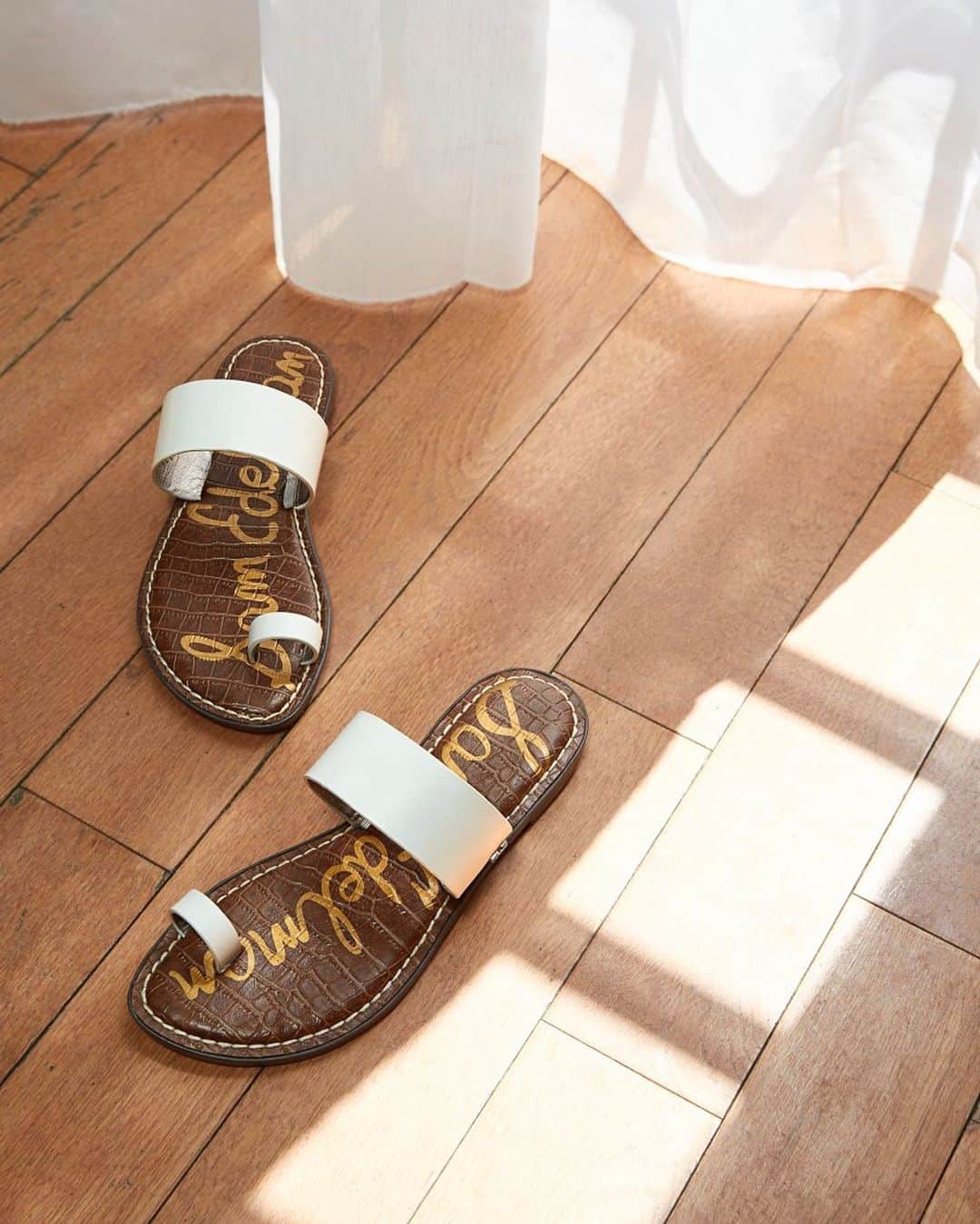 サムエデルマンのインスタグラム：「Sandals to live in ☁️  #SamEdelman」