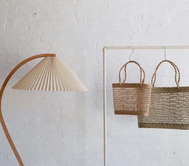 のインスタグラム：「Beach and market ready with hand woven bags from our friends at @bembien #stevenalan」