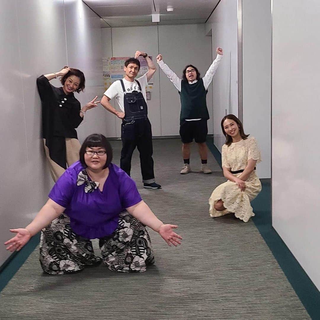 藤森由香のインスタグラム：「[メディア情報] 本日放送の踊るさんま御殿に出演❗観てもらえたら嬉しいです🎥📺  初めてのリモート出演。スタジオ収録より緊張😅さんまさんとは別部屋での収録。 しかし、まさかの収録終わりの帰り際にエレベーターの中でさんまさんとご一緒になり私は心臓飛び出て、その日一番緊張した😅でも生さんまさんにお会いできて嬉しかった〜🙌 会いたかった出演者の方達にお会いできて心の中で嬉しくて本当はもっとお話できたらいいなと思ってました✨  #踊るさんま御殿 　#日本テレビ」