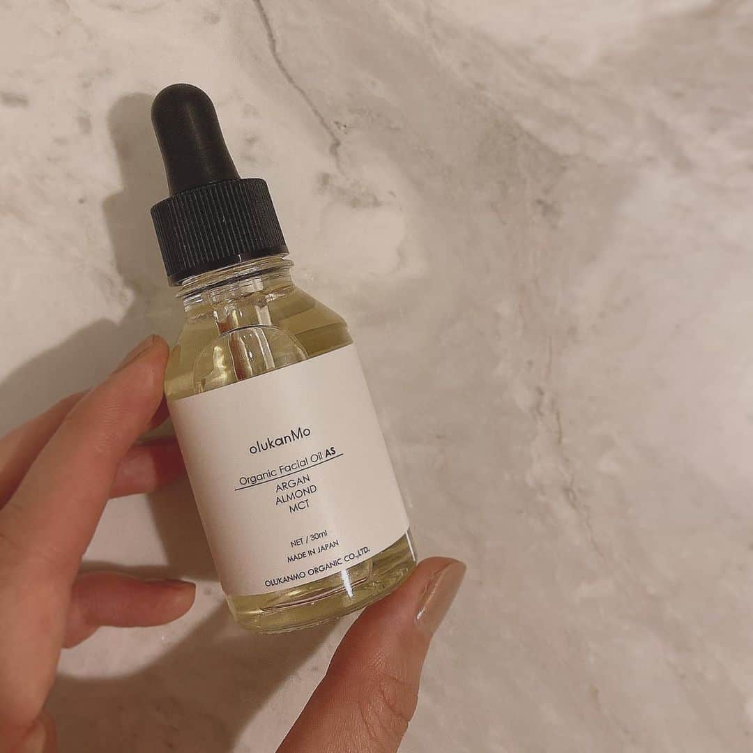 大出千尋のインスタグラム：「@olukanmo_organic . アルガンオイル、アーモンドオイル、MCTオイルを配合した100%オーガニックのフェイシャルオイル。 日焼け後や乾燥にも適したオイルで、日に日に肌が柔らかくなってきました💫💫 . #olukanmo_organic#オルカンモオーガニック」