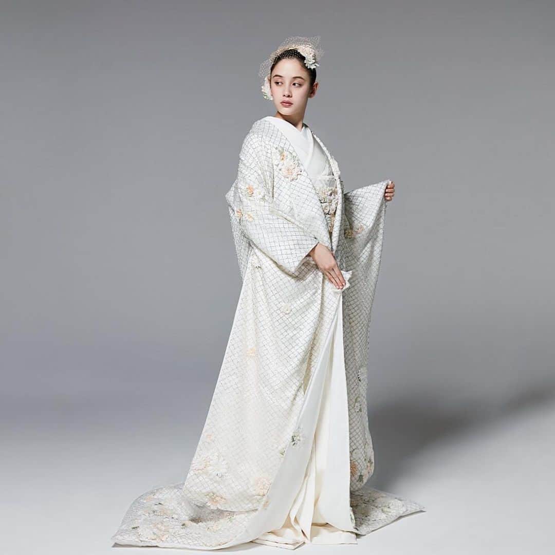 TAKAMI BRIDAL 神社和婚のインスタグラム：「. ❀Couture Garden 結、2年ぶりの新作発表❀  花耀はシルバーの竹ビーズを用いて市松模様を表現したフランス製ビージングレースが豪華絢爛な輝きを放つ打掛です。﻿ ﻿ 艶やかなサテン地、マットなタフタ、透明感のあるオーガンジーとさまざまな素材で創り上げた「染の花」を、裾まわりを中心に帯締めや髪飾りにも贅沢にあしらいました。柔らかな色地の溢れんばかりの花々が美しい、品格と重厚感を兼ね備えた逸品です。﻿ ﻿ ﻿Couture Garden 結﻿ 花耀 / はなあかり  ☞試着フェア  7/24（金）、7/25（土）、7/26（日） TAKAMI BRIDAL YOKOHAMA tel.045-225-0077  7/31（金）、8月1日（土）、8月2日（日） TAKAMI BRIDAL AOYAMA tel.03-3498-2222  8/7（金）、8/8（土）、8/9（日） TAKAMI BRIDAL OSAKA tel.050-3648-8777  8/14（金）、8/15（土）、8/16（日） TAKAMI BRIDAL KOBE tel.078-333-7873  8/21（金）、8/22（土）、8/23（日） TAKAMI BRIDAL MARUNOUCHI tel.03-5218-2777  8/28（金）、8/29（土）、8/30（日） TAKAMI BRIDAL NORTH TOKYO tel.03-5828-1778  9/4（金）、9/5（土）、9/6（日） TAKAMI BRIDAL FUKUOKA tel.092-711-7722  ご予約はプロフィールのURLよりお願いいたします。 @takamibridal_wakon ・ ・ ・ #takamibridal#bridal#タカミブライダル #花嫁衣裳#和装#お色直し#白無垢#色打掛#引振袖#紋服 #和装前撮り#ロケーションフォト #和婚#和婚花嫁#全国のプレ花嫁花嫁さんと繋がりたい#結婚式#結婚式準備#結婚式前撮り#プレ花嫁#式場探し#プレ花嫁準備 #プレ花嫁2020#プレ花嫁2021 #kimono#kimonostyle #中村睦子 #mutsukonakamura  #couturegarden結」