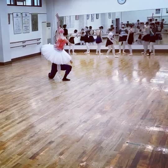 のインスタグラム：「#swanlake act 4 🦢🩰　😷 With @dan_tsukamoto  @chambreouest   昨日は通し稽古でした。 カンパニーの皆さまが一丸となって練習に強い心を注いでいる姿に、胸を打たれました。 どうか無事に、素敵な舞台となりますよう、祈りつつ頑張っていきたいと思います、、、🙏💕  #清里フィールドバレエ  出演は8月4日です。」
