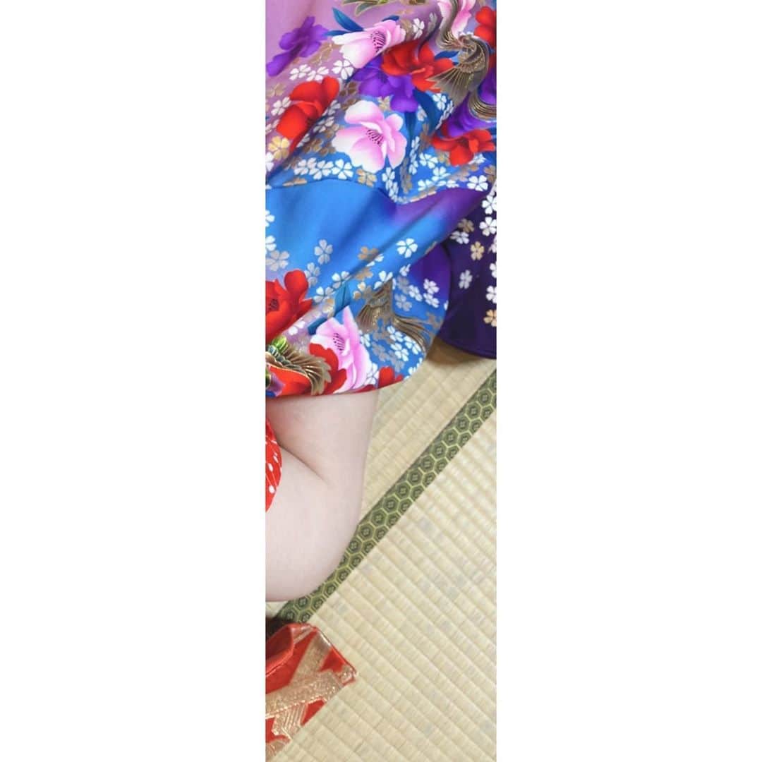 井川ちさと（新尾きり子）のインスタグラム：「梅雨が明けると本格的な夏の到来ですね。暑さで体調を崩さぬようお元気でお過ごしくださいまし🌿🌺🌿﻿ 紫陽花に雨つぶが落ち、より美しさを感じる今朝も、愛する皆さまの笑顔＆幸せを祈っておりまっする🌈 🐬🌈」