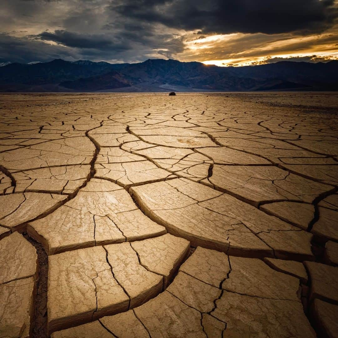 アメリカ内務省さんのインスタグラム写真 - (アメリカ内務省Instagram)「The lowest point in North American can be the highlight of your visit to Death Valley #NationalPark in #California. At more than 280 feet below sea level, some areas of the park are a surreal landscape of salt flats and cracked mud. Strange geometric shapes and jagged lines form on the flat plain, as if drawn by a person driven crazy by the heat. Experiencing a brutal summer heat wave, this place presents a challenge for anything not prepared for the high temperatures and almost no moisture. Visitors to this stunning park should bring plenty of water and limit their time in the sun. Waiting for the long evening shadows can bring dramatic views and slightly cooler air. Photo @DeathValleyNPS by Wayne Newland (www.sharetheexperience.org). #DeathValley #RecreateResponsibly #usinterior」7月21日 9時10分 - usinterior