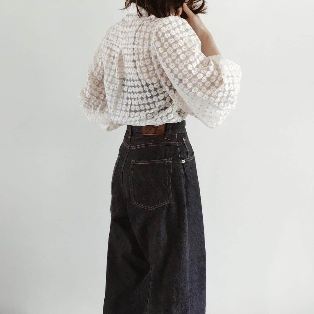 yuiのインスタグラム：「妊娠前に履いていたAnatomica Marilyn👖 産後しばらく経ってから試しに履いてみたらウエストパツパツで苦しすぎ...😱だったけど、お試し中の @gyugyumaki_official を駆使してなんとか履けました... gyu gyu makiはコルセットタイプで、ウエスト引き締めに効果抜群なので、特にハイウエストのデニムを履いた時のシルエットをきれいに見せてくれる気がします◎」