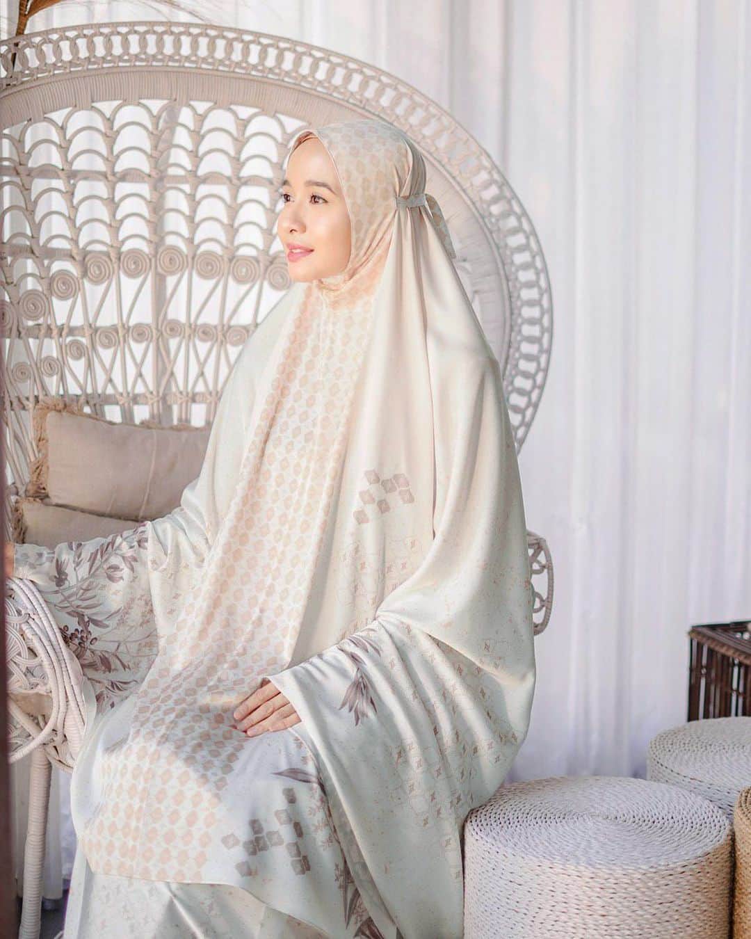 ラウディアシンシアベラのインスタグラム：「Assalamualaikum Warahmatullahi Wabarakatuh LGirls 🤍  Bismillahirrahmanirrahim ,  Hadits riwayat Imam Ahmad yang dihasankan Syeikh Bin Baz, Nabi Muhamma ‘Shallallahu ‘Alaihi wa Sallam bersabda:   ‎كُلُّ أَمْرٍ ذِيْ بَالٍ لَمْ يُبْدَأْ فِيْهِ بِبِسْمِ اللهِ فَهُوَ أَبْتَر  At-Tabarruk berarti meminta keberkahan, dan keberkahan berasal dari Allah Subhanahu wa Ta’ala. Karena hanya kepada Allah Subhanahu wa Ta’ala kita memohon pertolongan dan keberkahan. Kita memahami bahwa sesungguhnya hidup yang paling baik itu adalah kehidupan yang mendatangkan keberkahan. Sebab,dengan keberkahan itu,manusia akan senantiasa hidup dalam ketenangan dan kedamaian. . . Saat launching pertama At-Tabarruk series ini pada idul fitri kemarin mendapatkan Alhamdulillah banyak sekali antusiasme dan cintanya, @lbylcb sekarang mengeluarkan warna terbaru yaitu Broken White 🤍 . . Semoga koleksi ini tidak hanya mempercantik penampilan luar LGirls, namun juga mengingatkan untuk selalu beribadah kepada Allah Subhanahu wa Ta’ala dan selalu mempersiapkan versi terbaik kita untuk menghadap dan berdoa kepada Allah Azza wa Jalla 🤍 . . Amin🤲🏻 #LbyLCB #LoveConfidenceBeautyLCB #attabarrukprayerset  @lbylcb」