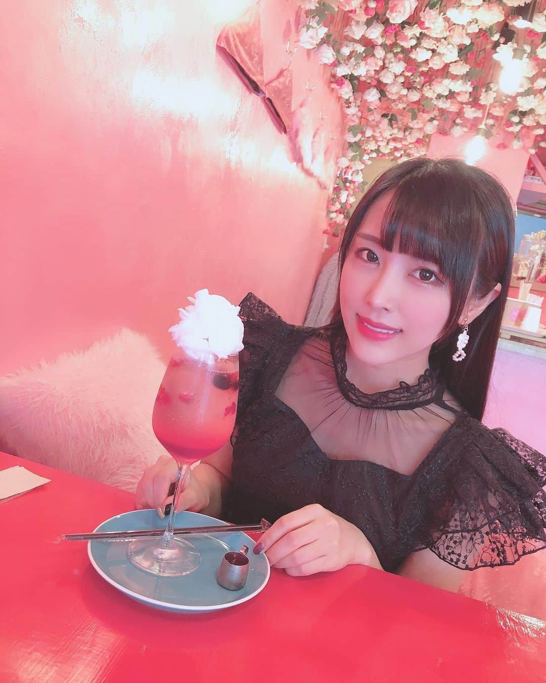 のインスタグラム：「おはくま🐻🌹 . . #おはよう #gm #goodmorning #おはくま #浅草 #pink #薔薇 #🌹 #QULUQULU #カフェスタグラム #彼女感 #miia #私服 #日々の出会いに感謝 #バクステ外神田一丁目 #熊本美和 #miwakumamoto  #アイドル #idol #일본 #아이돌 #アイドルボウラー #Pリーガー #プロボウラーになりたい #japanesegirl #followme #すきぴ」