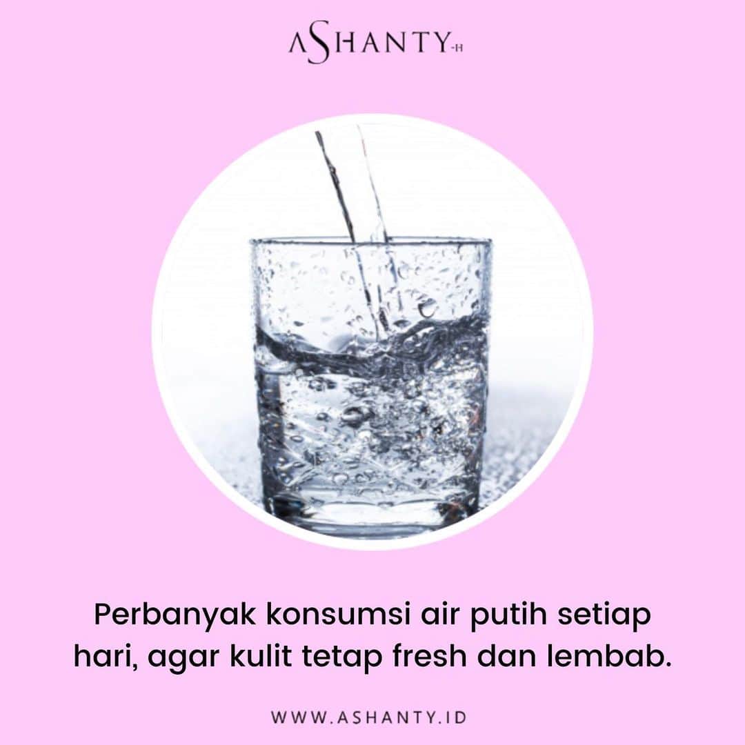 ASHANTY BEAUTY CREAM OFFICIALのインスタグラム：「Ternyata konsumsi air putih sangat berpengaruh penting loh ladies untuk membuat kulit menjadi lebih fresh dan lembab. Yuuk penuhi kebutuhan air putih agar tubuh tetap fresh dan pembab sepanjang hari ✨  _____________________________ Informasi dan pemesanan  Ashanty Beauty Cream Chat Via WA : WA: 081293823950 WA: 087778489900 WA: 085781140354 WA: 081287388885 ⚡️ Fast Respons Click Link On Bio Instagram @ashantyid ❣️ ______________________________ #ashantybeautycream #creamashanty #skincareashanty #skincare #skincareartis #skincarelokal #creamwajah #creamperawatanwajah #obatjerawat #jerawat #kosmetik #krimwajah #creamwajah #whiteningcream #ashantyid #ashanty #ahha #kepastian #aurelhermansyah.」