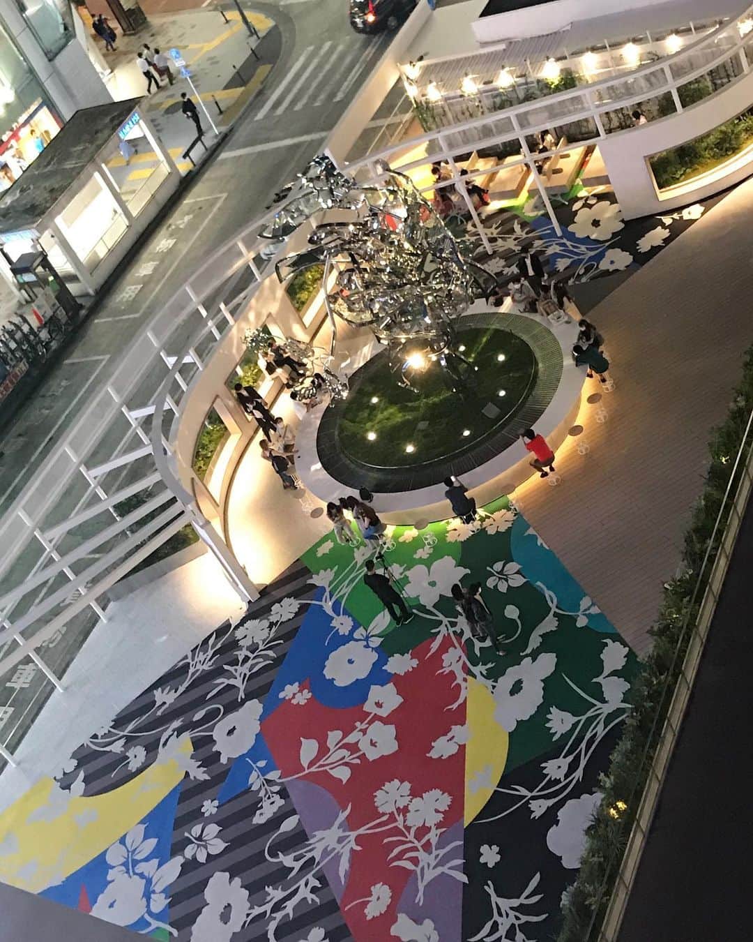 松山智一のインスタグラム：「Art In operation #shinjukustation   機能しだした。#新宿駅東口広場」
