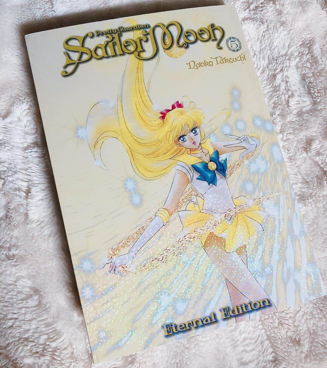 Sailor Moonさんのインスタグラム写真 - (Sailor MoonInstagram)「✨🌙 The Sailor Venus Sailor Moon Eternal cover is so pretty!! 🌙✨  #sailormoon #セーラームーン　#sailormooneternaledition #manga #book」7月21日 9時33分 - sailormoon_sc