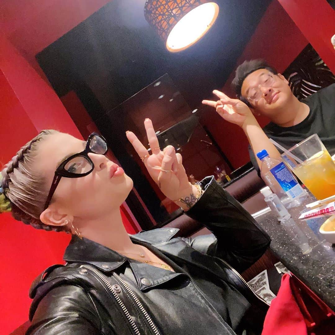 ケリー・オズボーンのインスタグラム：「It was sooooooo good to eat @benihana again!!!! #BestMealEver thank you so much for opening early for us and giving us a private room. We have full bellies and full hearts ♥️ @westgatevegas」