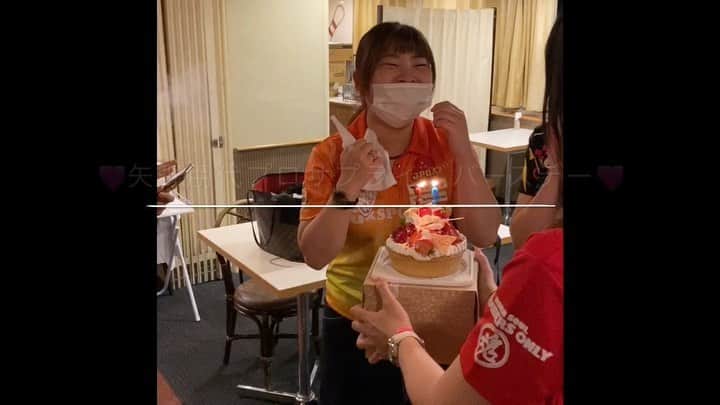 黒田アーサーのインスタグラム：「東京ポートボウル所属💕矢野朋代プロのお誕生日でした🎉サプライズバースデーケーキ🎂皆んなでサプライズバースデー🎊㊗️😊👍朋ちゃんお誕生日おめでとう😍🎉 #東京ポートボウル #矢野朋代プロ  #お誕生日おめでとう  #公式アンバサダー #黒田アーサー #花きゃべつリーグ #表彰式 #皆んなでお祝い #サプライズバースデー  #ボウリング好きな人と繋がりたい  #ボウリング愛 #bowling #볼링」