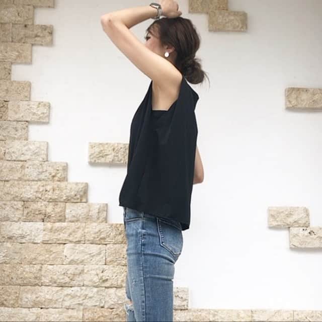 のインスタグラム：「2020,7.21 . 大好きな#uniqlo  #クレープジャージーt  の着回し ダメージデニム合わせて(ت) . Tshirt  #ユニクロ denim @ovovo_official  watch @danielwellington  .  #ユニクロTシャツ部 #ユニT #uniqloginza2020SS #Tシャツコーデ #PR  #上下ユニクロ部  #高身長女子  #ユニクロコーデ #ユニクロ購入品 #デニムコーデ #ダメージデニム #uniqloコーデ  #着回しコーデ #アラフォーコーデ # #locari」