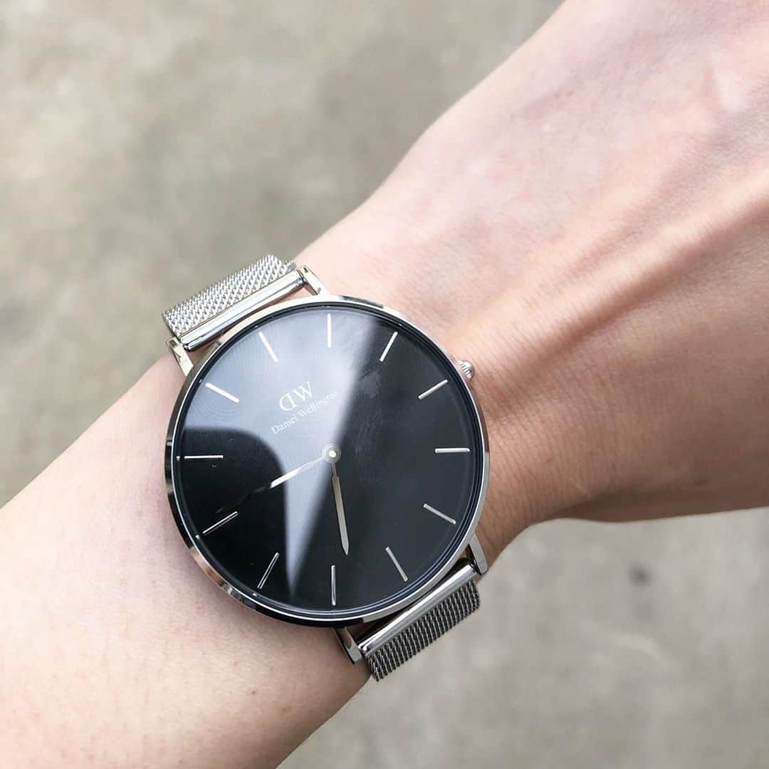 のインスタグラム：「@danielwellington  の#サマーキャンペーン . サマーキャンペーン中の♥️大好きな#dw .  ★公式ホームページにて腕時計とアクセサリーまたはストラップの購入で20%OFF （５月の最新作も対象）  ★15%OFFクーポンコードも併用可能  ★ダニエルウェリントンLINE公式アカウントも6月からスタートしました。 LINEアプリ内の公式アカウントからダニエルウエリントンで検索して頂き、お友だち登録してくださいね♡ . 15%offクーポン【1515asuka】 是非是非お使いください(ت) . #ダニエルウェリントン  #danielwellington  #サマーキャンペーン実施中  #手元くら部  #手元倶楽部」
