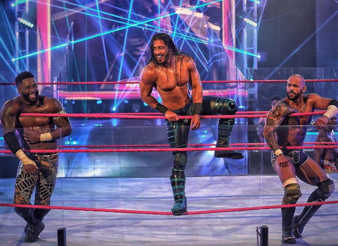 WWEさんのインスタグラム写真 - (WWEInstagram)「WELCOME BACK @aliwwe!! 👏👏👏 @cedricalexander1 @kingricochet #WWERaw」7月21日 10時03分 - wwe