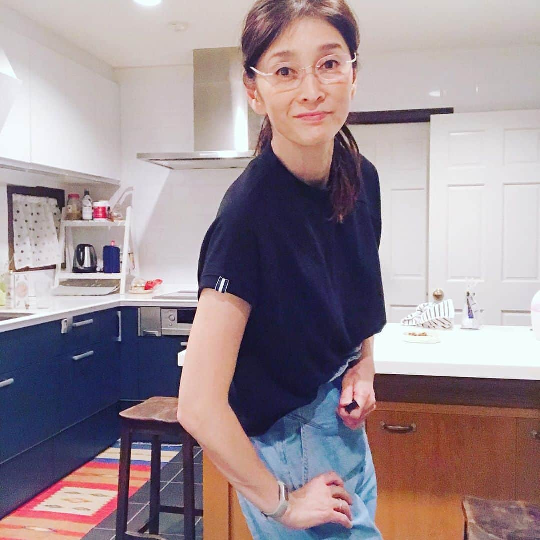 益子直美さんのインスタグラム写真 - (益子直美Instagram)「店じまいになってしまう手芸屋さんでリボンを購入。  お気に入りTシャツの袖や裾にワンポイント、タグ風に付けてみました。 セールで買ったTシャツがマイブランド風に‼️ このTシャツ、ラグラン袖なのでイカツイ肩周りもスッキリ見えるので、色違いで、白、黒、茶、ベージュ、グリーンと持っています。  #tシャツ  #ラグラン袖  #タグ風  #裁縫  #リボン」7月21日 10時12分 - naomi.masuko