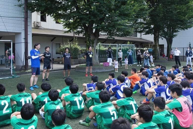 石川直宏さんのインスタグラム写真 - (石川直宏Instagram)「日曜日、久々にサッカーしてきました⚽️🏃‍♂️💨 . 新型コロナウイルスの影響で、大会が中止となってしまい、そのまま中学3年生が部活を引退していく事に。その前に渋谷区の中学サッカー部が集まり記念試合をするという事で、僕らも参加させていただきました🤝 . 共に学び共に成長した仲間を大切にして、これからもサッカーを続けて欲しいと思います✨ . . #渋谷区中学校記念試合 #渋谷 #shibuya #鈴木隆之 さん #宇留野純 さん #長谷川太郎 さん #石川直宏」7月21日 10時18分 - sgss.18