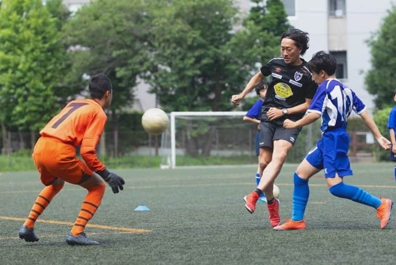 石川直宏さんのインスタグラム写真 - (石川直宏Instagram)「日曜日、久々にサッカーしてきました⚽️🏃‍♂️💨 . 新型コロナウイルスの影響で、大会が中止となってしまい、そのまま中学3年生が部活を引退していく事に。その前に渋谷区の中学サッカー部が集まり記念試合をするという事で、僕らも参加させていただきました🤝 . 共に学び共に成長した仲間を大切にして、これからもサッカーを続けて欲しいと思います✨ . . #渋谷区中学校記念試合 #渋谷 #shibuya #鈴木隆之 さん #宇留野純 さん #長谷川太郎 さん #石川直宏」7月21日 10時18分 - sgss.18