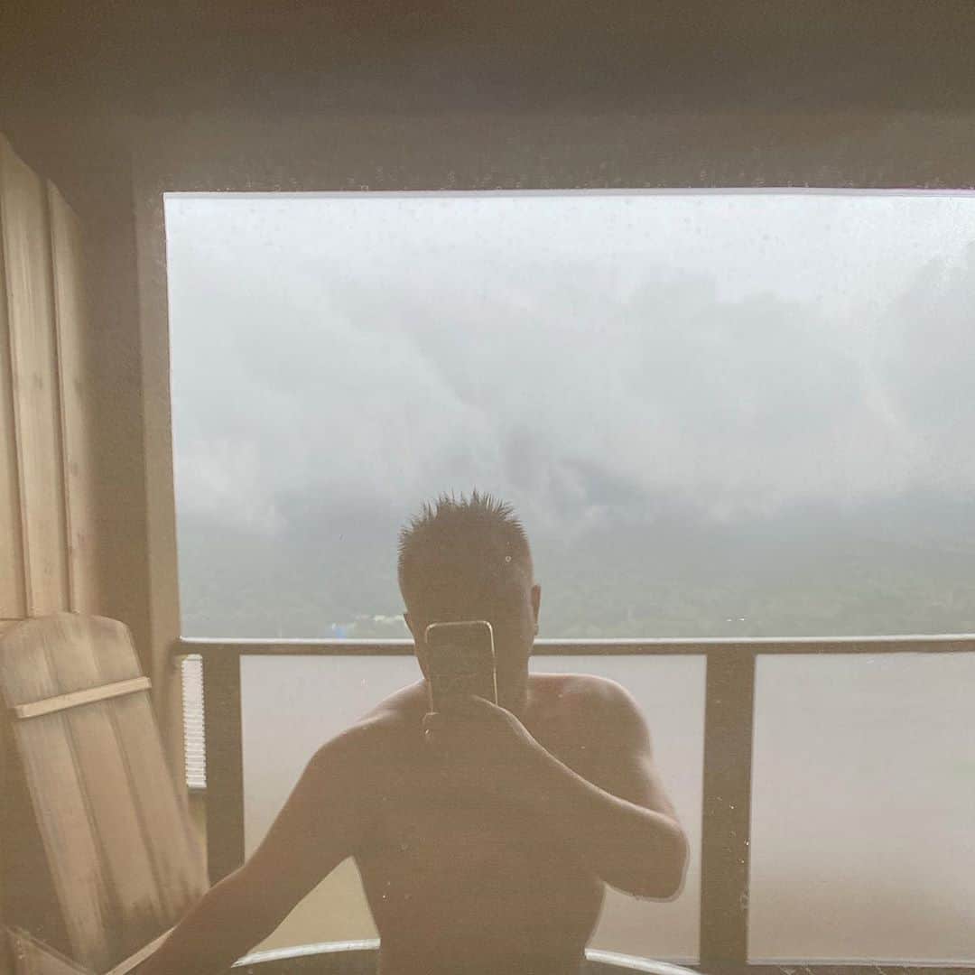 東京DANDYのインスタグラム：「Geothermal power charge #hotspring #hakone #温泉」