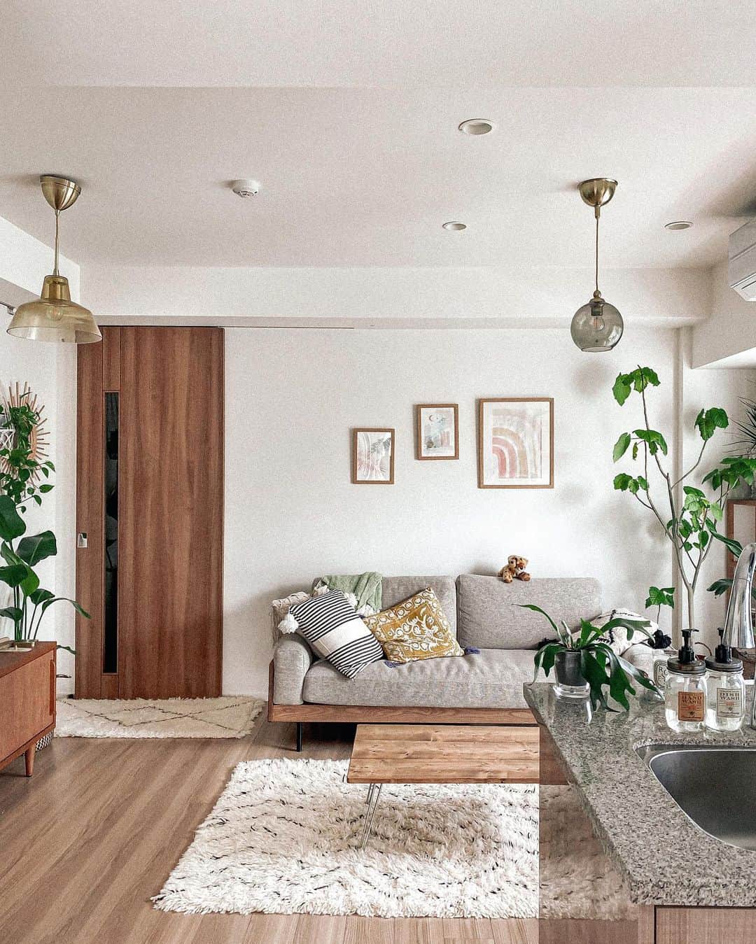 Manamiのインスタグラム：「🌿🌿🛋🧸 #マナシカの家 初めてのアングルをpost📸 ㅤ 1年くらい前からリクエストあったし やろうと思ってやってなかった @room_rakuten をやっと始めたよー🤣 載せて欲しいのがあったら教えてください😚」