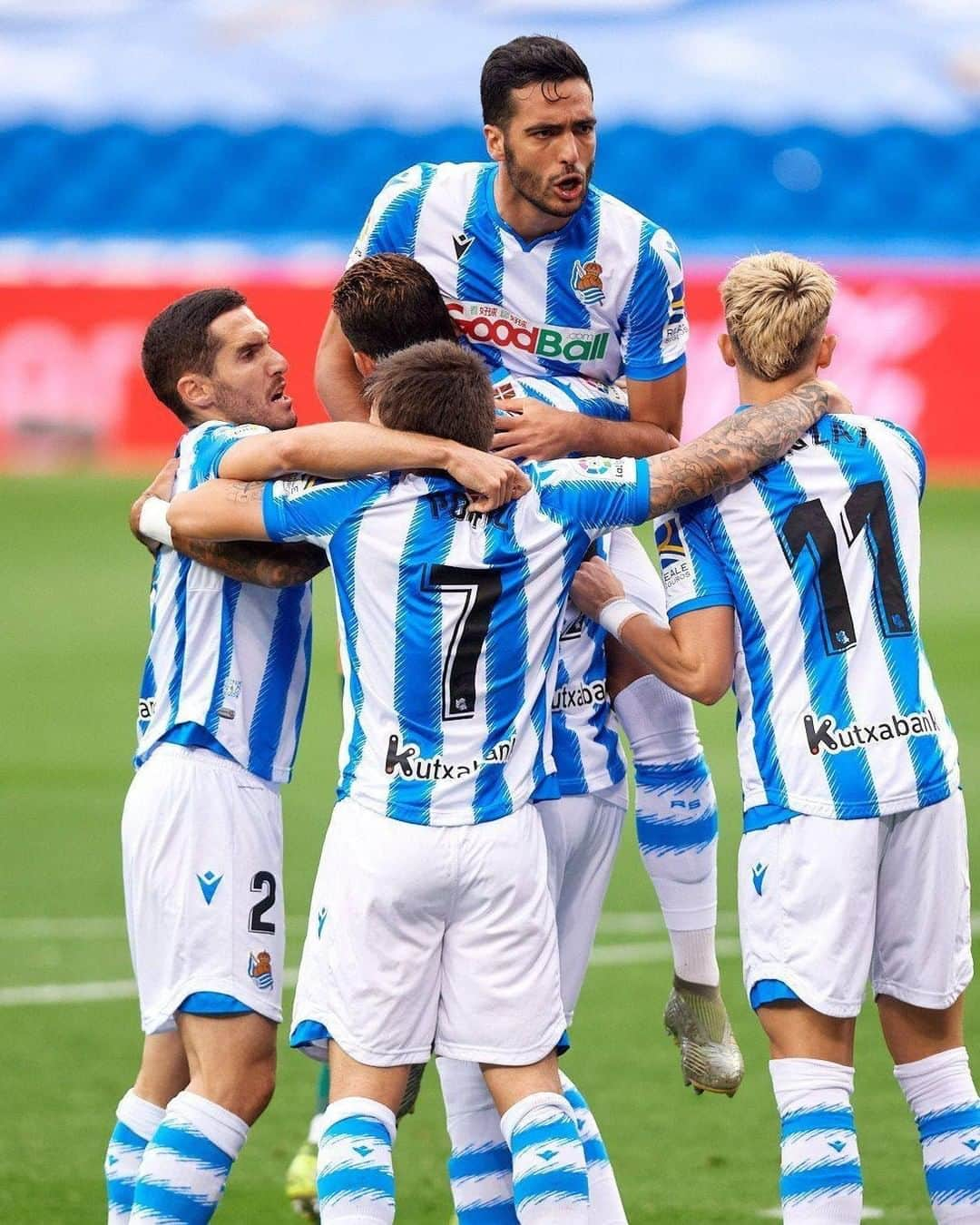 LFPさんのインスタグラム写真 - (LFPInstagram)「Time to CELEBRATE! 💙 • ¡Es tiempo de CELEBRAR! 💙 • #Merino #Januzaj #Portu #RealSociedad #LaLiga #LaLigaSantander #Football」7月21日 10時27分 - laliga