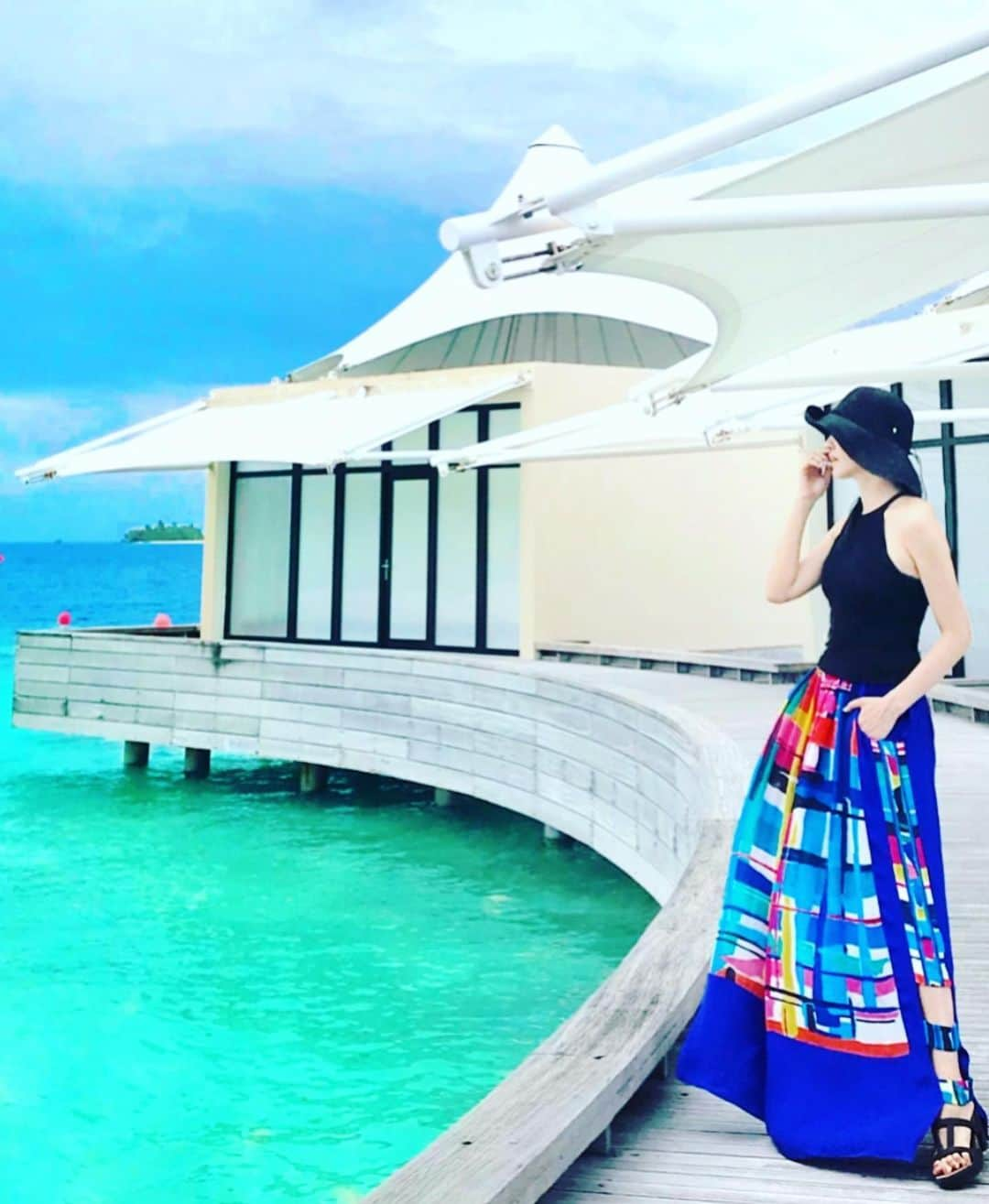 アンミカさんのインスタグラム写真 - (アンミカInstagram)「【旅を回顧するシリーズ〜モルディヴ編🇲🇻】 W hotel モルディブに宿泊🌊 。 見渡す限り海🐟、ブルーの世界にラ・ペルラのブルーを着用して、海に溶け込んで💙 。 どこを見ても海・海・海🐟🌊 。  お喋りな2人なのに、あまりの自然の見せる美しい姿に、会話することなく、ただただた泳いだり🏊‍♀️、ボーッとしたり。。 。 #自然が見せる姿は最高の芸術 #静かな海は心身を癒してくれる🌊 #5枚目の部屋に見える階段の先は海🐟🌊 #いつかまた行ける日に希望を持ちながら今はやるべきことをして回顧 水着の上に着たドレス　@laperlalingerie  4枚目のパンツ　　　　@laperlalingerie  サンダル　　　　　　　@crocsjp」7月21日 10時28分 - ahnmikaofficial