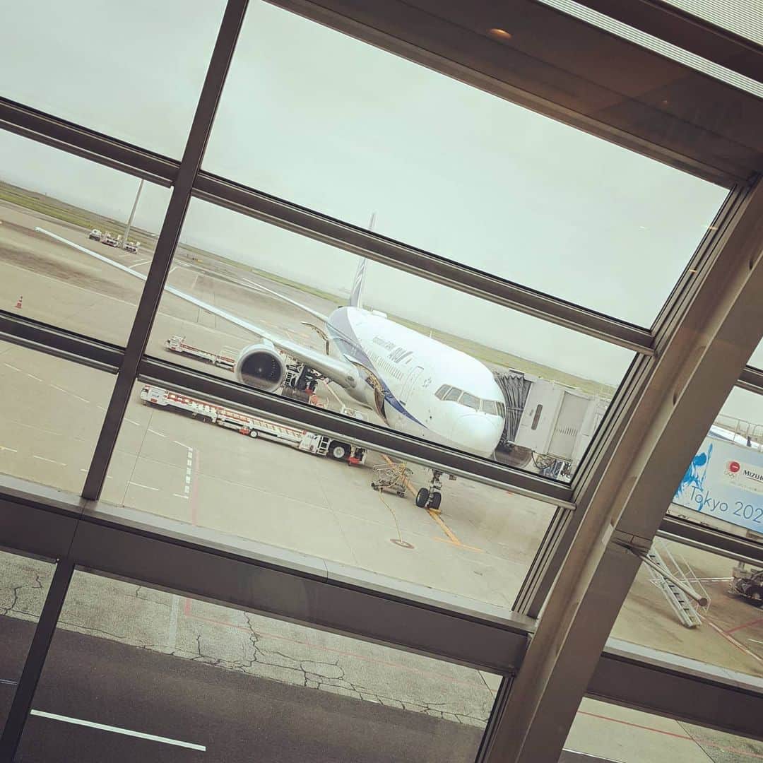 のインスタグラム：「【MODEL】3ヶ月ぶりの飛行機🛩  今年はあまり飛行機に乗れていないので嬉しいです  本当は行くはずだった台湾行きも、フロリダ行きもキャンセルされてしまったので…  ※月末まで都内に居ません  #モデル #model #仕事ですが #めちゃくちゃ嬉しい #飛行機おじさん #また海外にも行きたいな #行ける日来るかな」