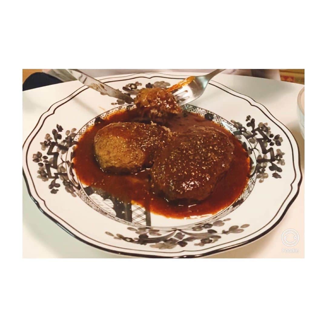 HiRAO INCのインスタグラム：「. 私の母は料理がとても上手 食べた人を虜にする 簡単で美味しい平尾家のレシピを、私のためにも公開  作知子さんのハンバーグソース  【材料】 トマトケチャップカップ3分の1 ウスターソース大さじ3 水大さじ2 バター大さじ3 練り辛子(種入りマスタード)小さじ2分の1をフライパンでひと煮立ちさせてハンバーグにかける。  写真を見た母からダメ出し🤣 ハンバーグを焼いて皿に取り。 ソースは材料全部入れひと煮立ちさせてハンバーグの上にかける方がいい。母より  追伸 ハンバーグのお肉は売ってるひき肉を使わないで牛肉のかたまりを買って来て自分でミキサーにかけ荒いみじん切りにした方が美味しいです。  以上！  ※夜で暗かったので、実際に近い色にするため foodieで写真の色を調整してあります。  #作知子さんのレシピ #絶品」