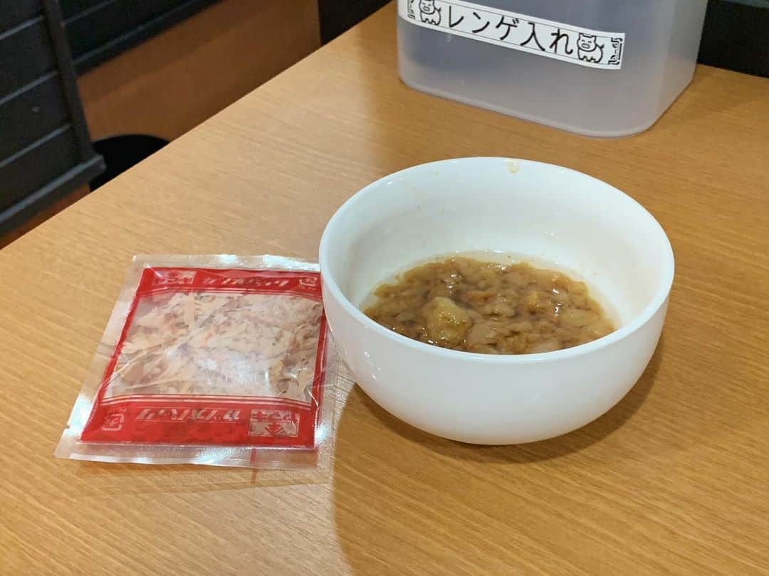 SUSURUさんのインスタグラム写真 - (SUSURUInstagram)「品川区・荏原中延駅近くの二郎系！ 野菜、アブラやキクラゲなどもある豊富なトッピングの中から3種類を選べます。 ススルは味付き脂・海苔・かつお節をチョイス🐷 固めに茹でられた麺はかなり強い歯応え！ トッピングのかつお節を投入すると魚介系の旨味もプラスされ、後半になっても飽きない味変を楽しめました🍥 #susuru_tv #1647日目 #ぶぅさん #荏原中延 #品川区 #東京 #ラーメン #うずら #生卵 #アブラ海苔かつお節 #うまい  #ラーメン #らーめん #ramen #ラーメン部 #ramennoodles #毎日ラーメン生活 #麺スタグラム #japaneseramen #japanramen #foodstagram #foodie #noodles #instanoodle #instaramen #instafood #susururecommended #東京ラーメン #二郎系ラーメン」7月21日 10時42分 - susuru_tv