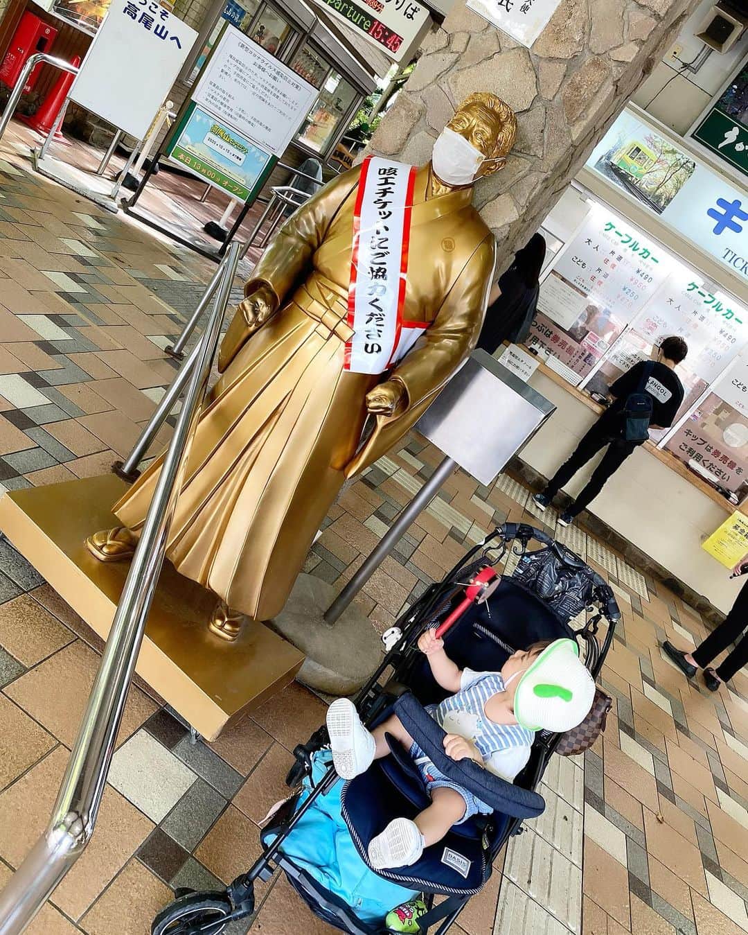 Momoeのインスタグラム：「. .  でんでん太鼓持ちながら（でんでんできない） この人だぁれ？って見てる👀 . . #happy #家事 #育児 #family #家族 #boy #smile #男の子 #息子 #code #love #lucky #kids #子供 #thankyou #宝物 #ベビー #fashion #follow #心 #縁 #パパ #ママ #家族写真 #男の子ママ #赤ちゃん写真 #photo #子育て #1歳 #flower」