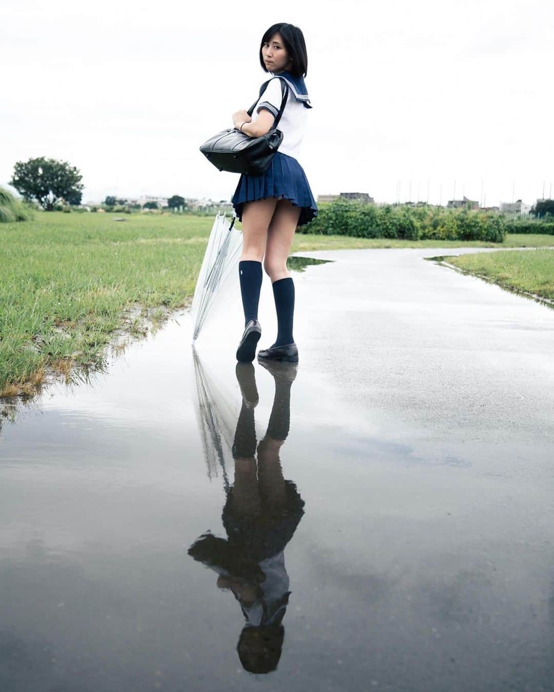 美東澪さんのインスタグラム写真 - (美東澪Instagram)「たまにはインスタも更新しましょうね。  お写真　涼タイラーさん  #グラビア #グラドル #グラビアアイドル #model  #cosplayer  #ショートカット #ショート女子 #セーラー服 #制服 #雨ポトレ #portrait #ポートレート #パンツ #パンチラ」7月21日 10時55分 - mitoumio