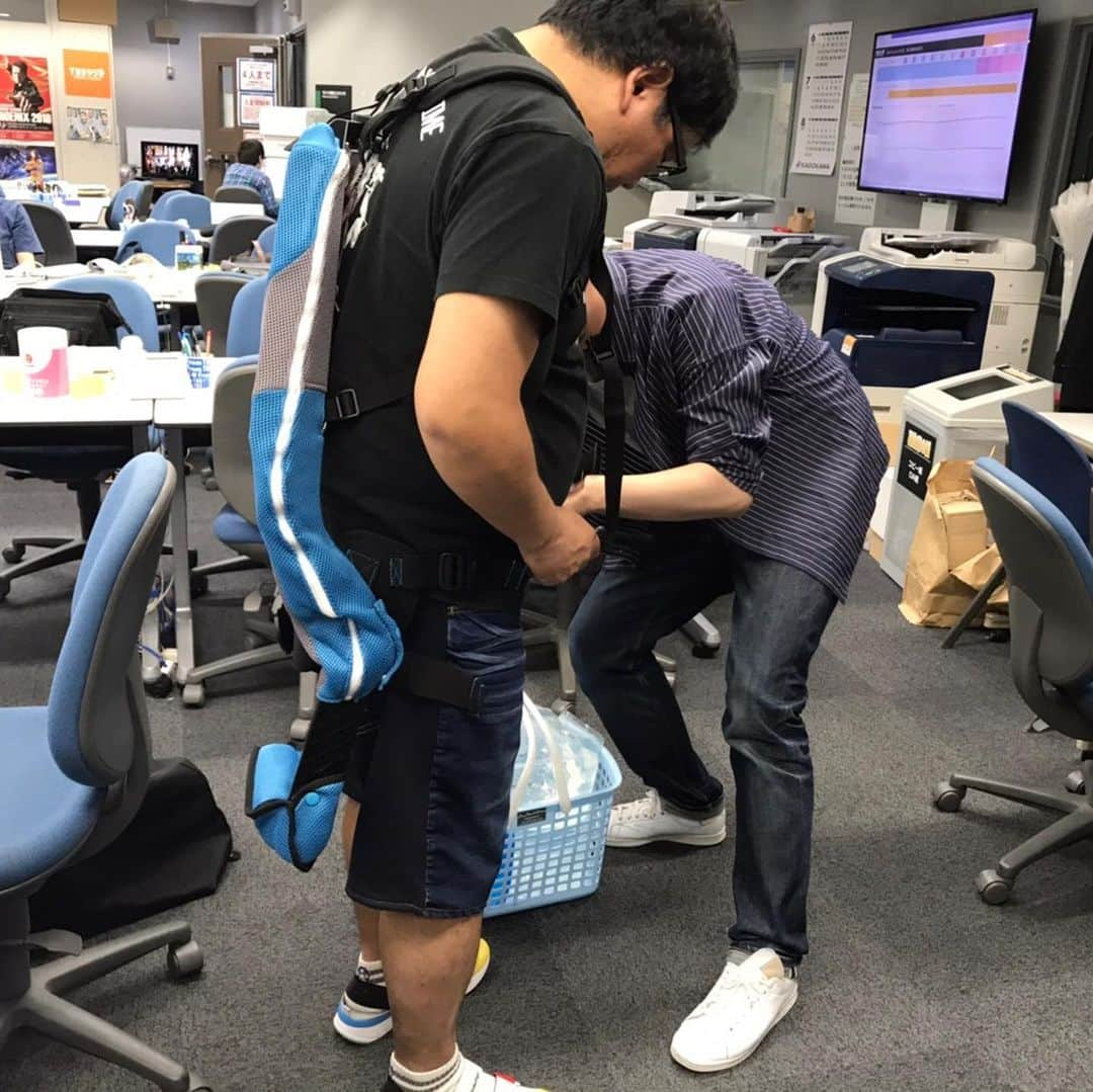 カンニング竹山さんのインスタグラム写真 - (カンニング竹山Instagram)「マッスルスーツ！ こいつはすげっ〜！ 25kgが軽々持ち上がる！ ステマじゃね〜ぞ！ 昨日のたまむすびの1コマだ！」7月21日 10時47分 - cunningtakeyama