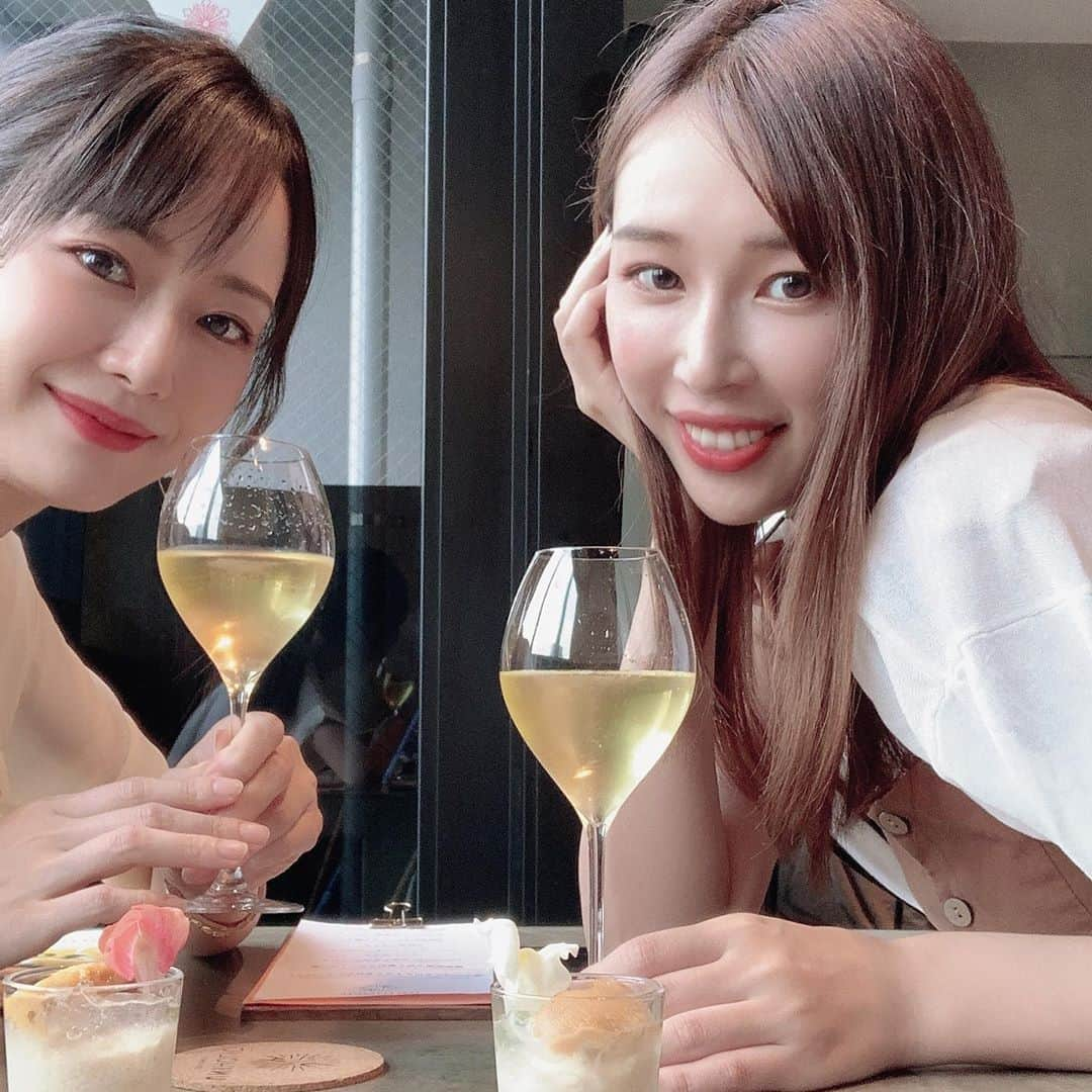 吉山りささんのインスタグラム写真 - (吉山りさInstagram)「あじゅとデート🥂☺️💕  身長や干支や星座や 似てることが多いんだよなぁ〜 👯‍♀️💘  最後の写真のあじゅ可愛ええ😍  #吉山りさ #フリーモデル #japanesegirl #japanesemodel  #泡 #ウニ #ウニホリック #六本木 からの #bar #🥂 #🍾 #乾杯 #雲丹 #うに #いくら #魚介類 バンザイ🙌🏻 #夜景 見たかったね #デート 一回り違う妹な存在#💕 #撮影モデル #model #モデル #happy #ガールズトーク 今度は #bbq したいね〜 また行こーね❣️  #温泉女子 #温泉ソムリエ #秘湯 #秘湯ロマン #撮影」7月21日 10時48分 - oreorerisa