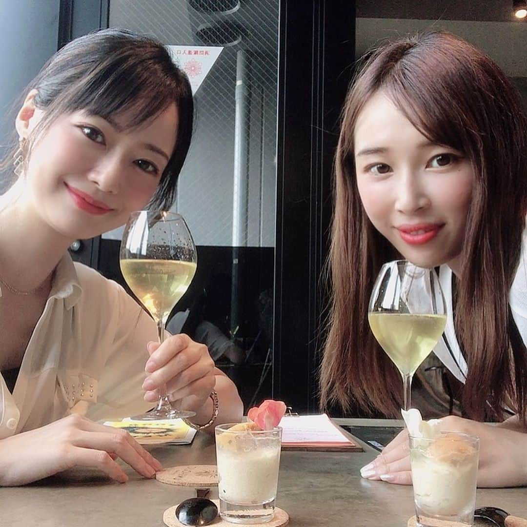 吉山りささんのインスタグラム写真 - (吉山りさInstagram)「あじゅとデート🥂☺️💕  身長や干支や星座や 似てることが多いんだよなぁ〜 👯‍♀️💘  最後の写真のあじゅ可愛ええ😍  #吉山りさ #フリーモデル #japanesegirl #japanesemodel  #泡 #ウニ #ウニホリック #六本木 からの #bar #🥂 #🍾 #乾杯 #雲丹 #うに #いくら #魚介類 バンザイ🙌🏻 #夜景 見たかったね #デート 一回り違う妹な存在#💕 #撮影モデル #model #モデル #happy #ガールズトーク 今度は #bbq したいね〜 また行こーね❣️  #温泉女子 #温泉ソムリエ #秘湯 #秘湯ロマン #撮影」7月21日 10時48分 - oreorerisa