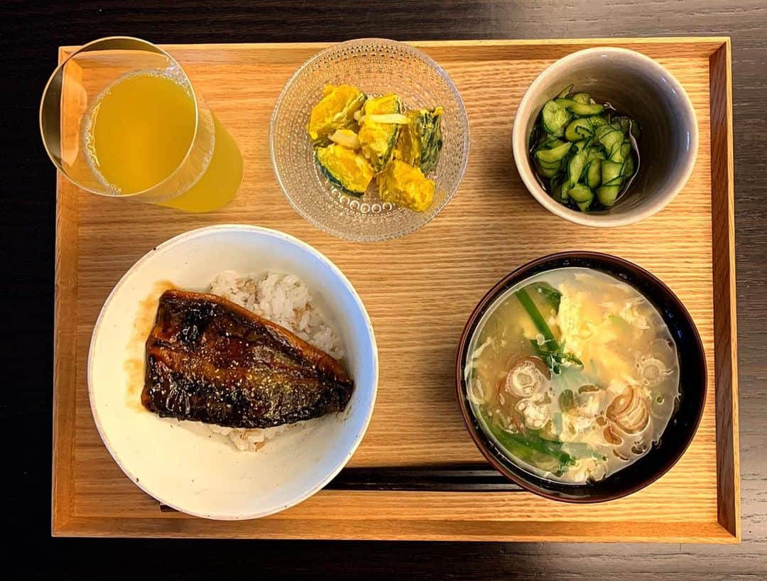 祐真朋樹さんのインスタグラム写真 - (祐真朋樹Instagram)「土用の丑の日に朝鰻  #朝ご飯 #土用の丑の日  #うなぎ  #具沢山汁  #かぼちゃサラダ #カボサラ  #お抹茶入り煎茶 #胡瓜  #祐ご飯 #利ご飯」7月21日 11時04分 - stsukezane